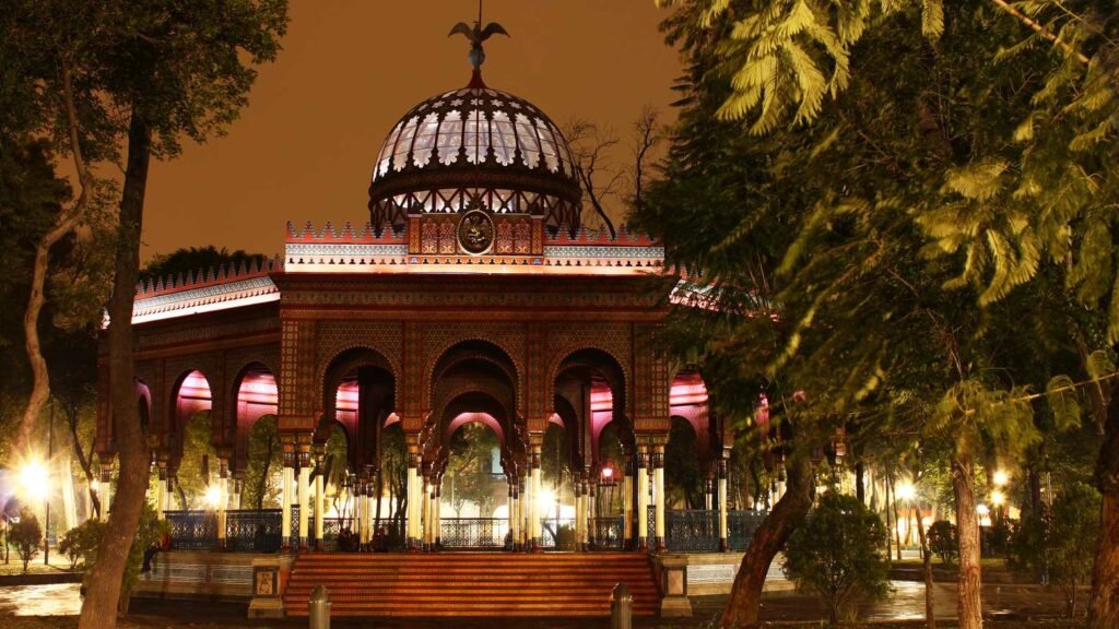 Perspectiva completa de la magnífica estructura de hierro del Kiosko Morisco bajo un cielo luminoso en Santa María la Ribera.