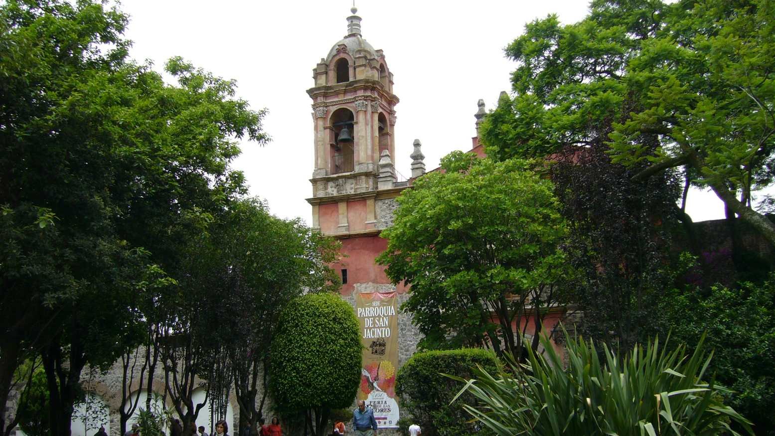 El frondoso patio y jardines frente a la Iglesia de San Jacinto en el histórico barrio de San Ángel en la Ciudad de México.