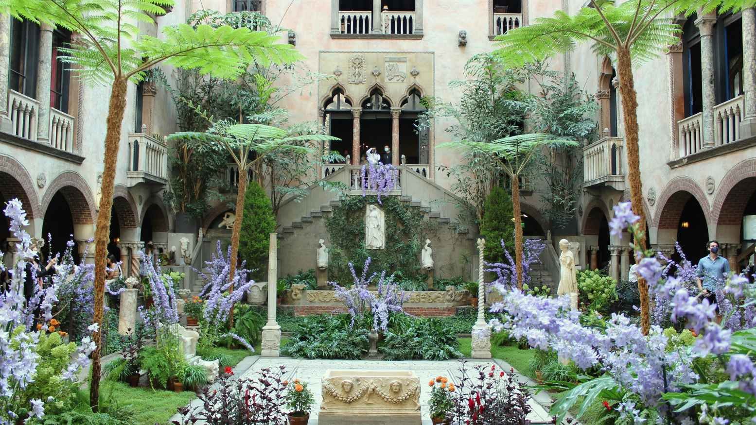 Los emblemáticos jardines colgantes biofílicos suspendidos de la moderna estructura del Pérez Art Museum con la bahía de fondo.