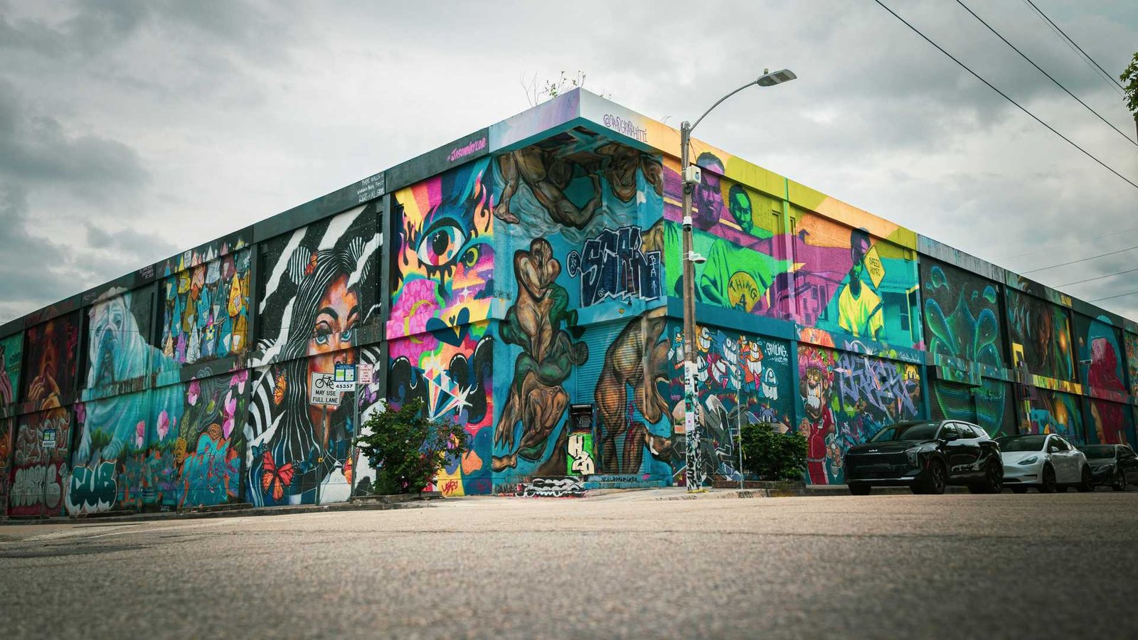 Murales de graffiti multicolores de gran escala pintados en las paredes exteriores del distrito artístico de Wynwood, Miami.