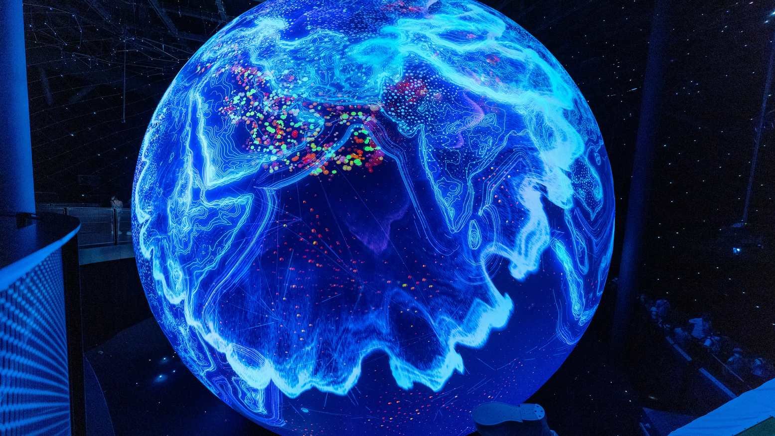 Proyecciones tridimensionales de alta fidelidad y arte basado en datos en las paredes y suelos de Artechouse Miami.