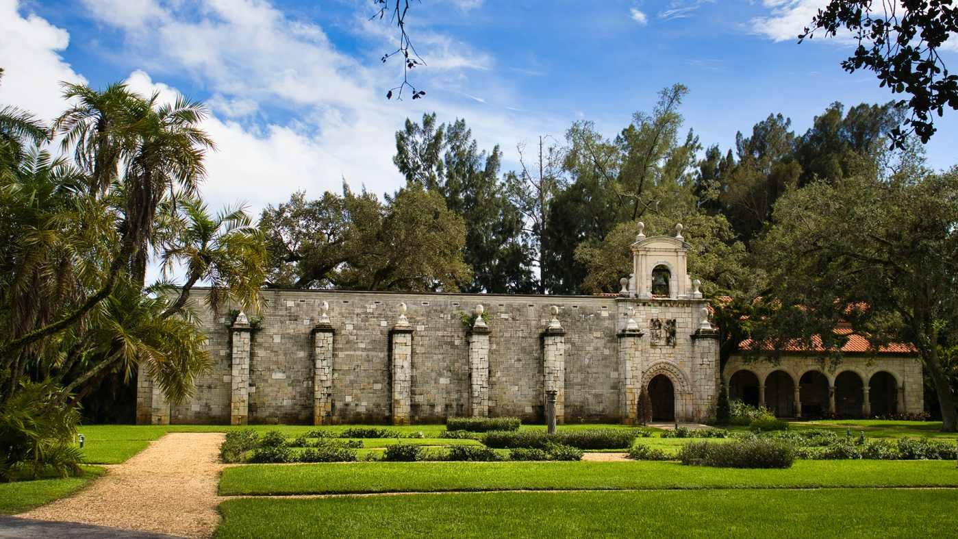 El patio interior arqueado del Monasterio Español de Miami con columnas de piedra tallada importadas de España.