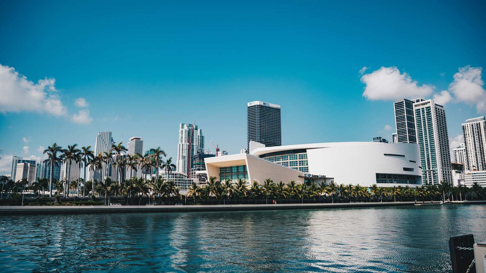Espectacular instalación de luces LED e inmersión digital interactiva dentro de las galerías de arte vanguardista de Superblue Miami.