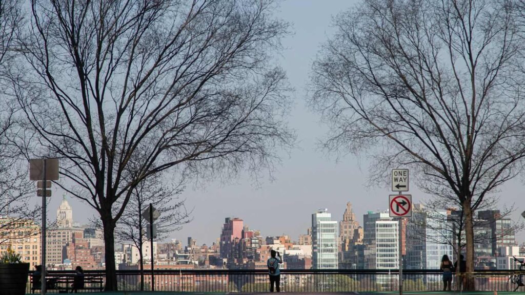 Vistas panorámicas del horizonte de rascacielos del Bajo Manhattan y el puente de Brooklyn desde el histórico paseo marítimo.