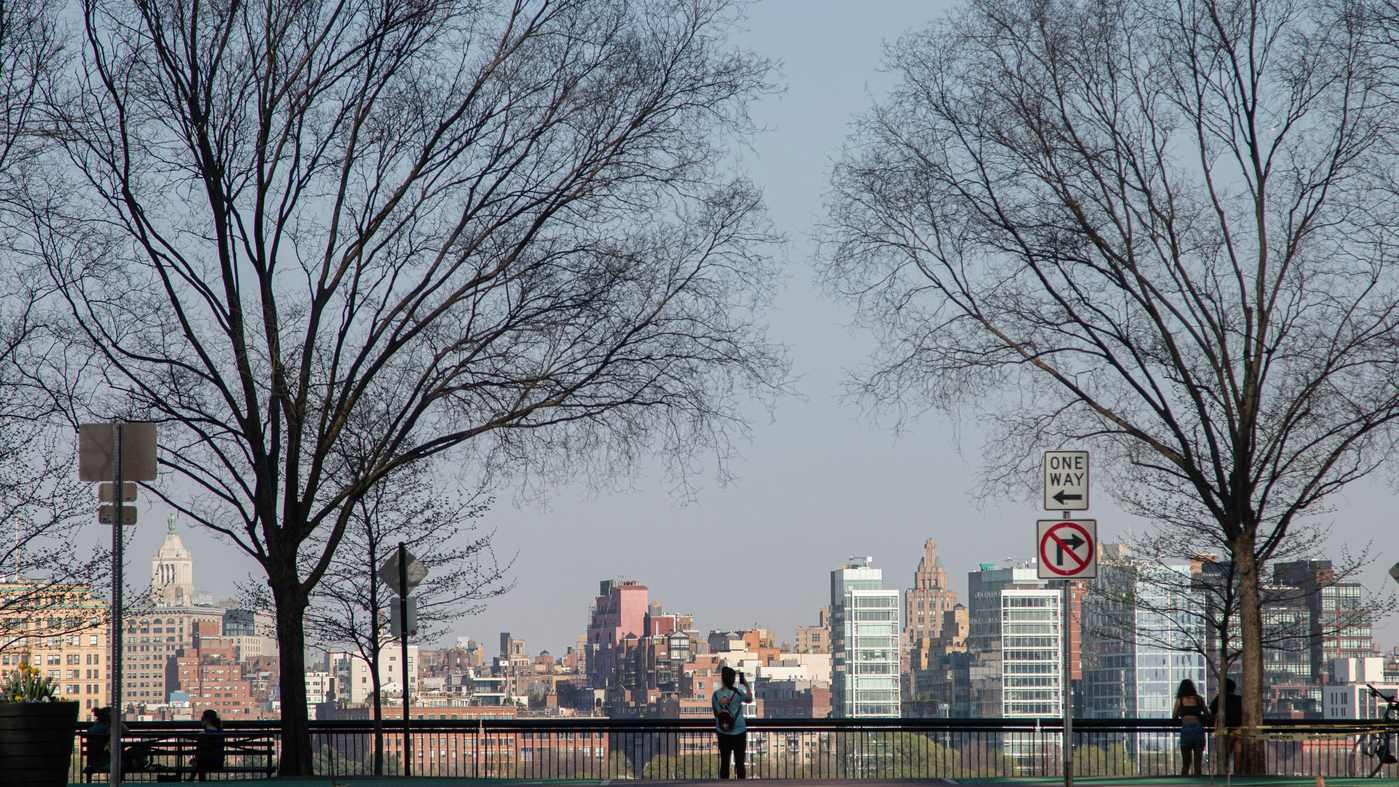 Vistas panorámicas del horizonte de rascacielos del Bajo Manhattan y el puente de Brooklyn desde el histórico paseo marítimo.