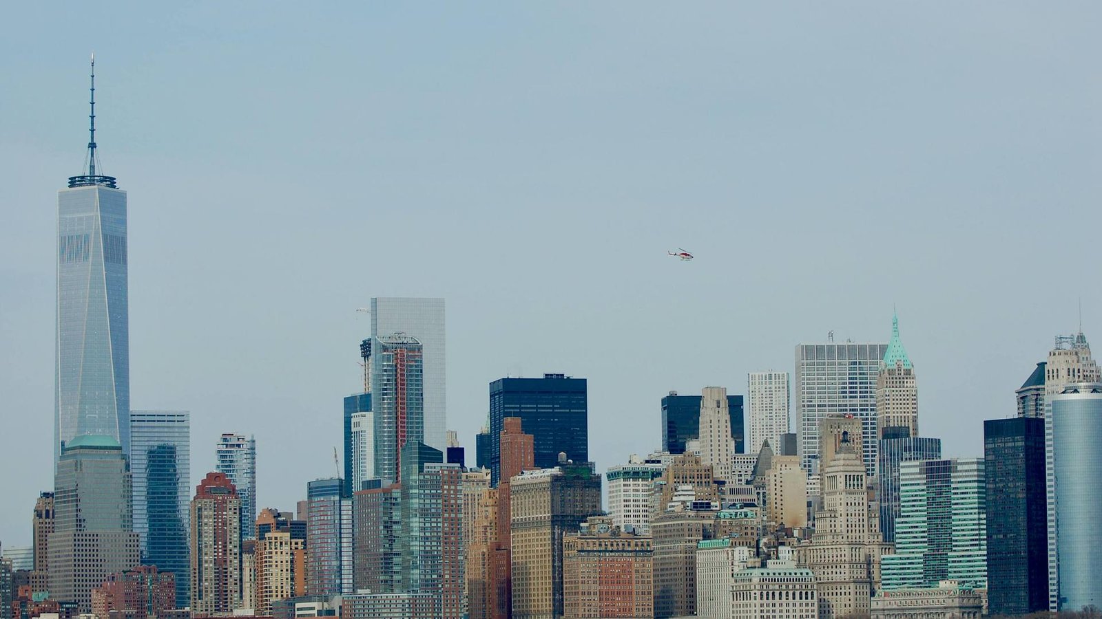 Espectacular vista aérea del skyline de Manhattan y Central Park capturada desde un helicóptero en pleno vuelo.