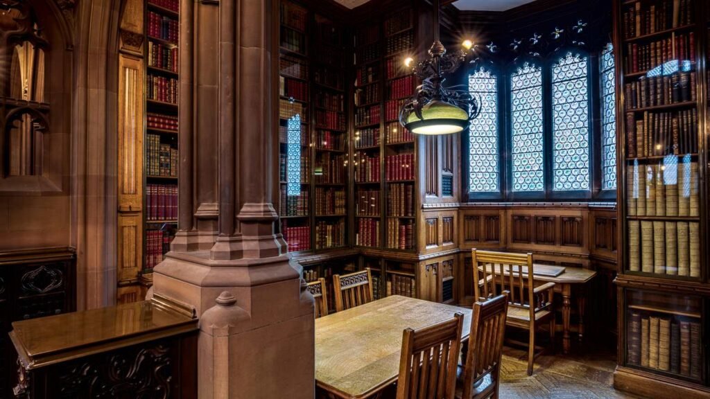 La majestuosa sala McKim de la Biblioteca Morgan con estanterías de tres pisos colmadas de manuscritos históricos.