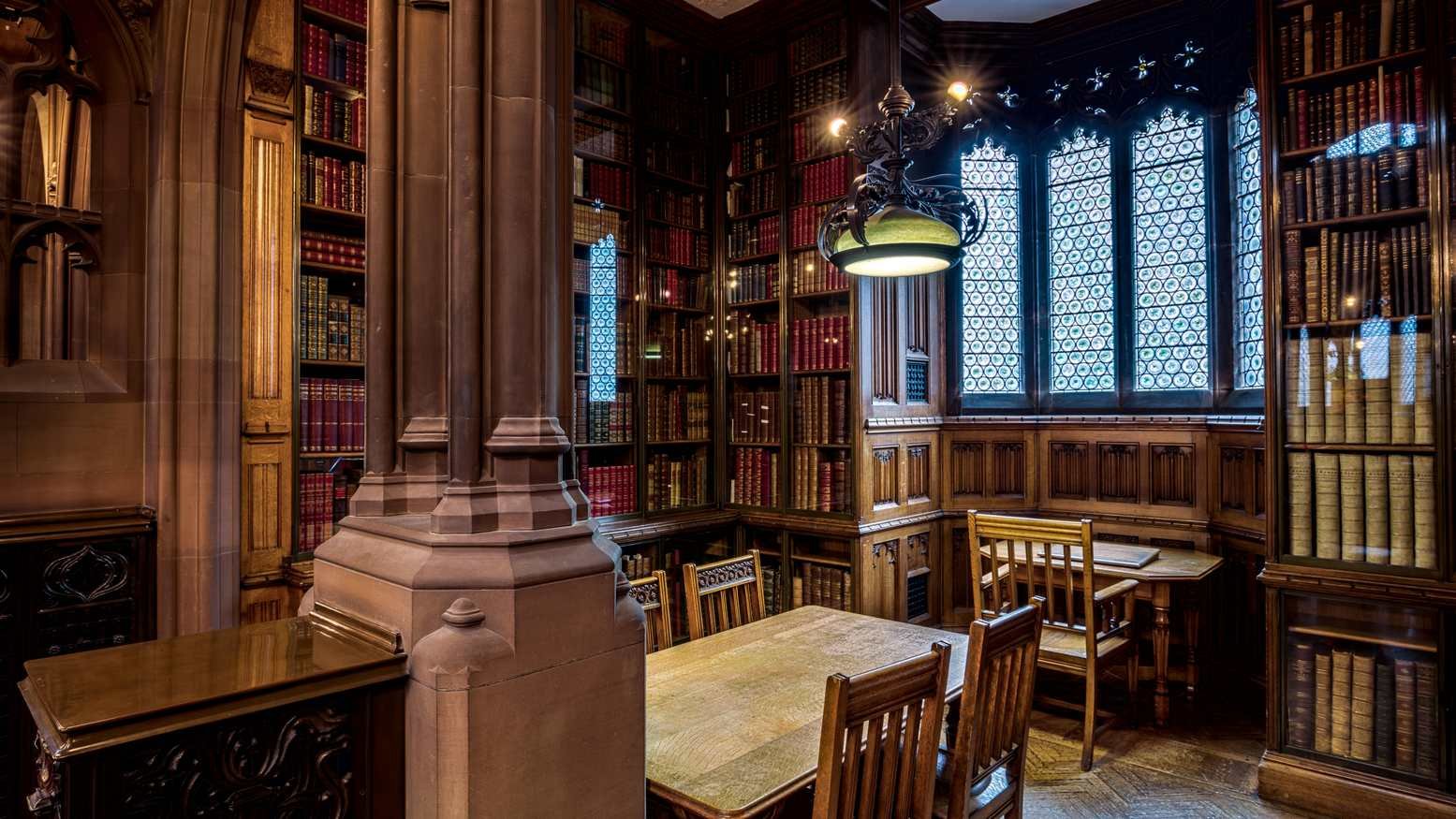 La majestuosa sala McKim de la Biblioteca Morgan con estanterías de tres pisos colmadas de manuscritos históricos.