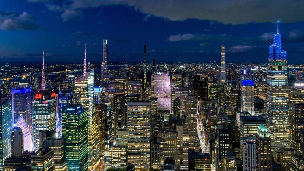 Espectacular sala de espejos infinitos del observatorio Summit One Vanderbilt reflejando el skyline de Nueva York.