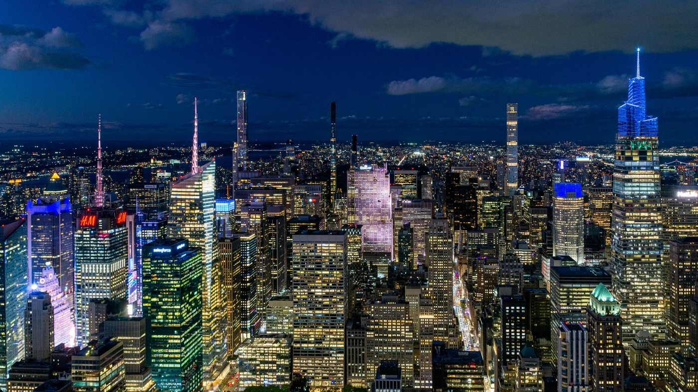 Espectacular sala de espejos infinitos del observatorio Summit One Vanderbilt reflejando el skyline de Nueva York.