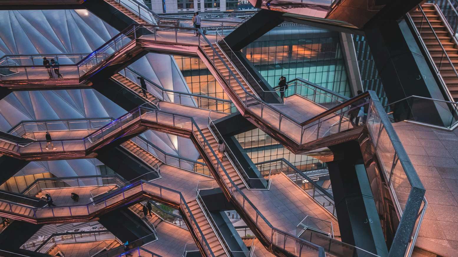Vista angular expansiva de la estructura de escaleras interconectadas color bronce de The Vessel en Hudson Yards.