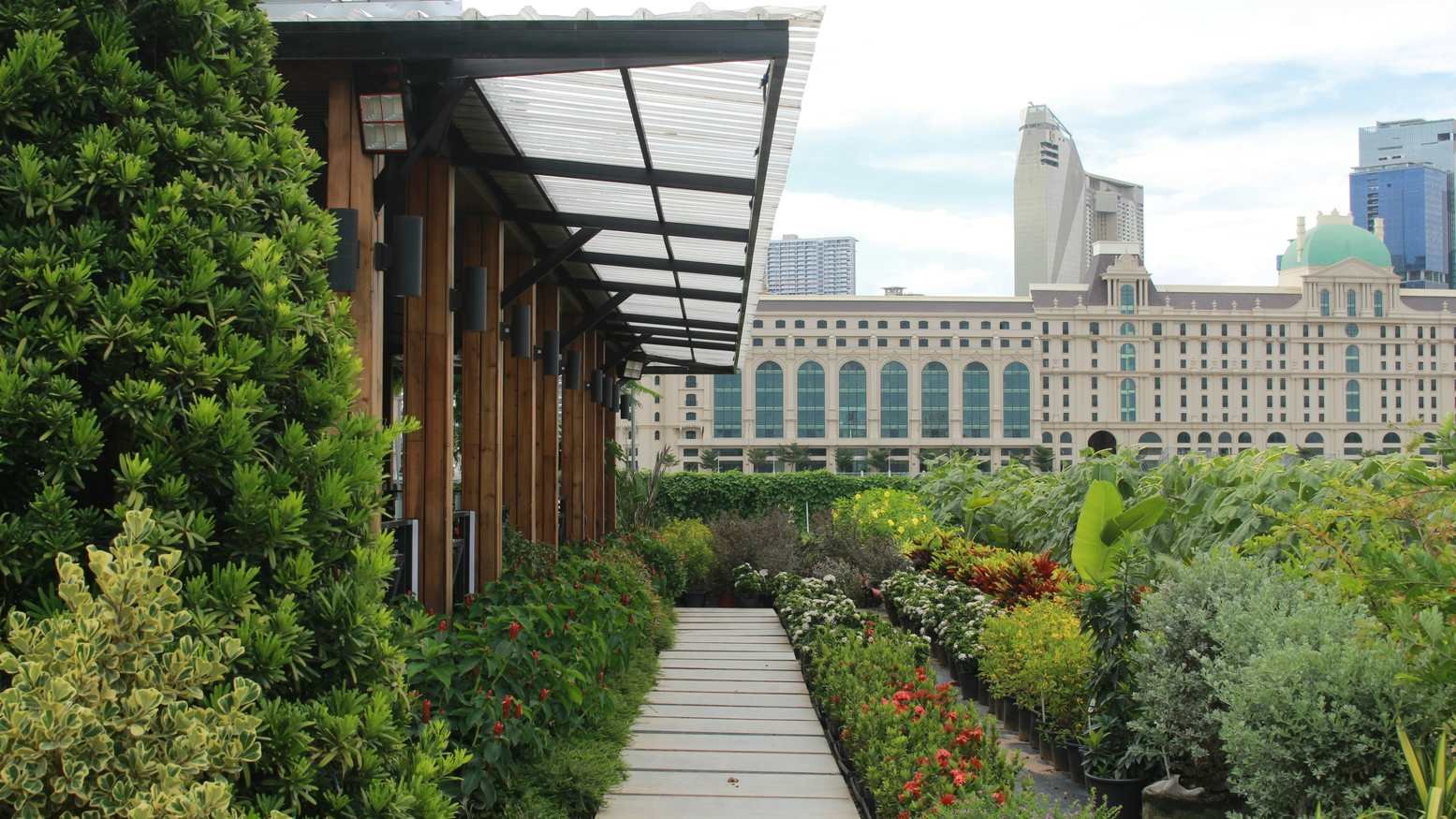 Espectacular atrio acristalado de la Fundación Ford con un exuberante jardín interior de varios niveles en Midtown Manhattan.