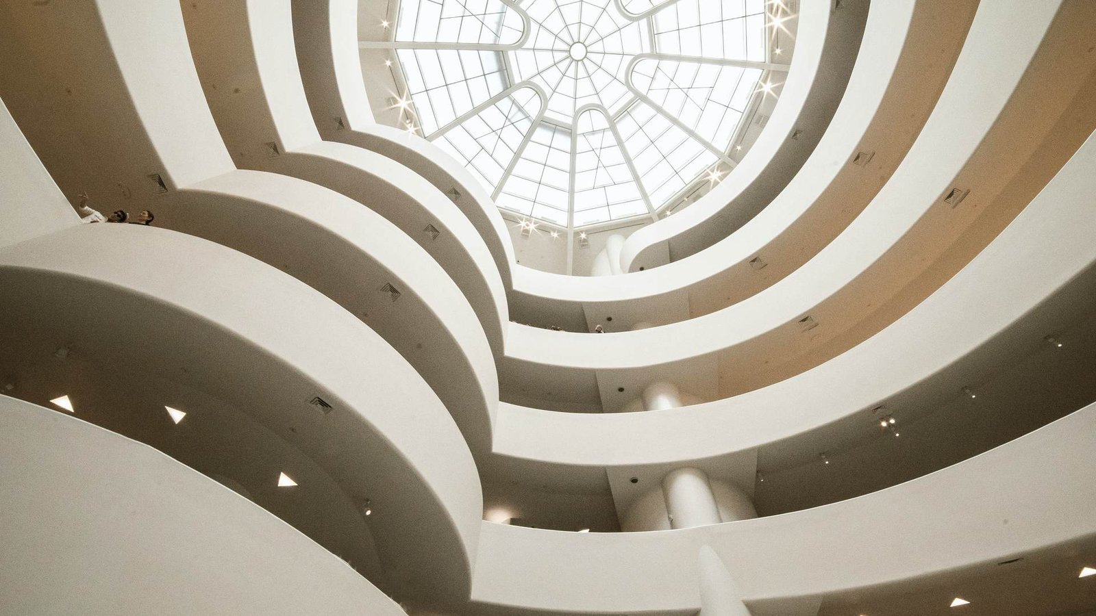 La icónica rampa espiral blanca y cúpula de vidrio geométrica del Museo Guggenheim diseñada por Frank Lloyd Wright.