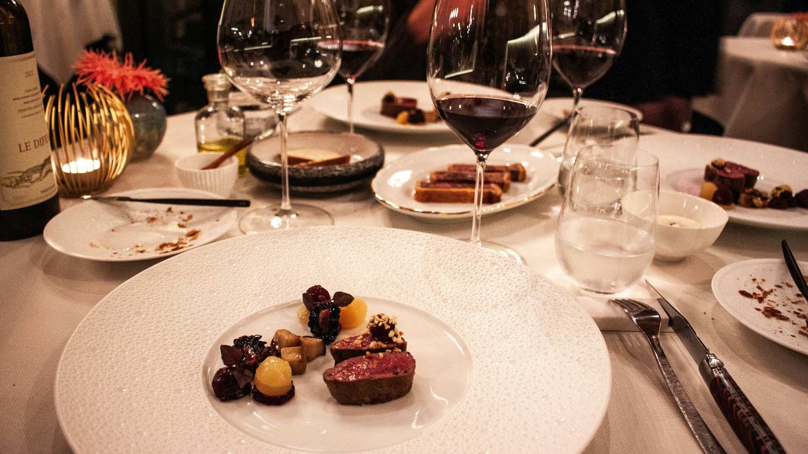 Atmósfera de lujo y vegetación interior en el exclusivo restaurante gourmet Le Pavillon de Daniel Boulud en Midtown.